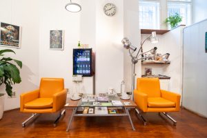 Gemütlicher Wartebereich mit Lounge-Sesseln